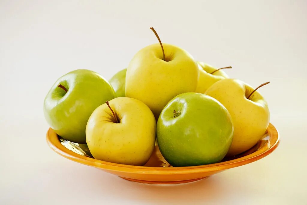 в вазе лежат яблоки груши