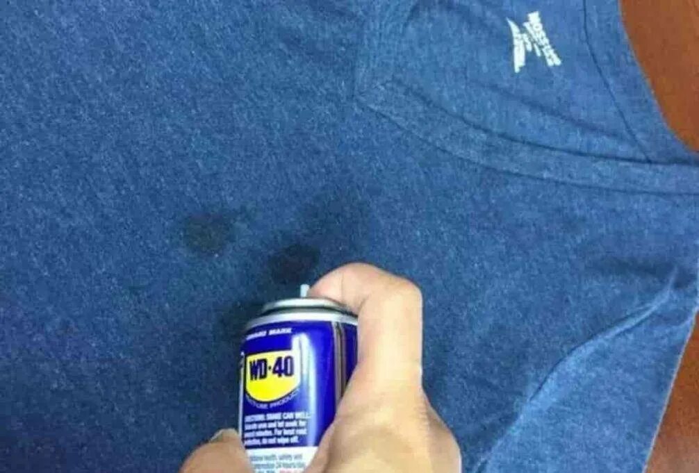 Чем отмыть масляные пятна. Машинное масло с одежды WD-40. Смазка Машинная на одежде. Пятна от машинного масла на одежде. Удалитель жирных пятен с одежды.