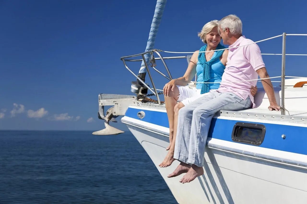 Отпуск пенсионерам в любое время. Мужчина и женщина на яхте. Мужчина и женщина на корабле. Пожилые люди на яхте. Мужчина и женщина путешествие.