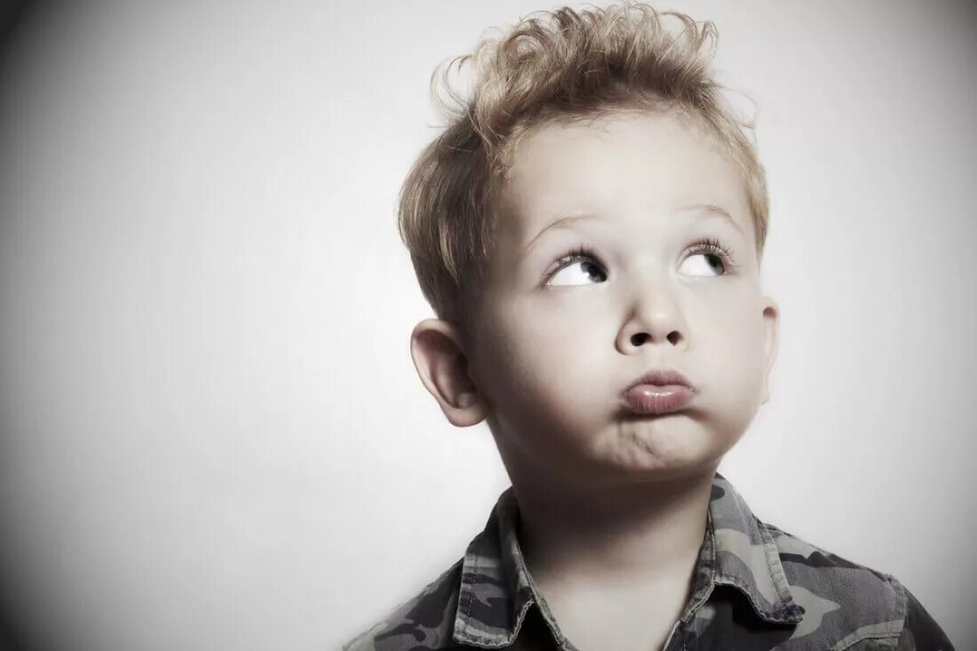 Удивление школьника. Удивленный мужчина. Удивленный ребенок. Пацан удивил. Лицо удивления.