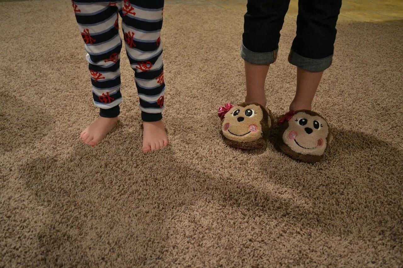 Toys feet. Ребенок в тапочках. Тапочки «ноги». Ноги в тапочках. Тапки детские на ногах.