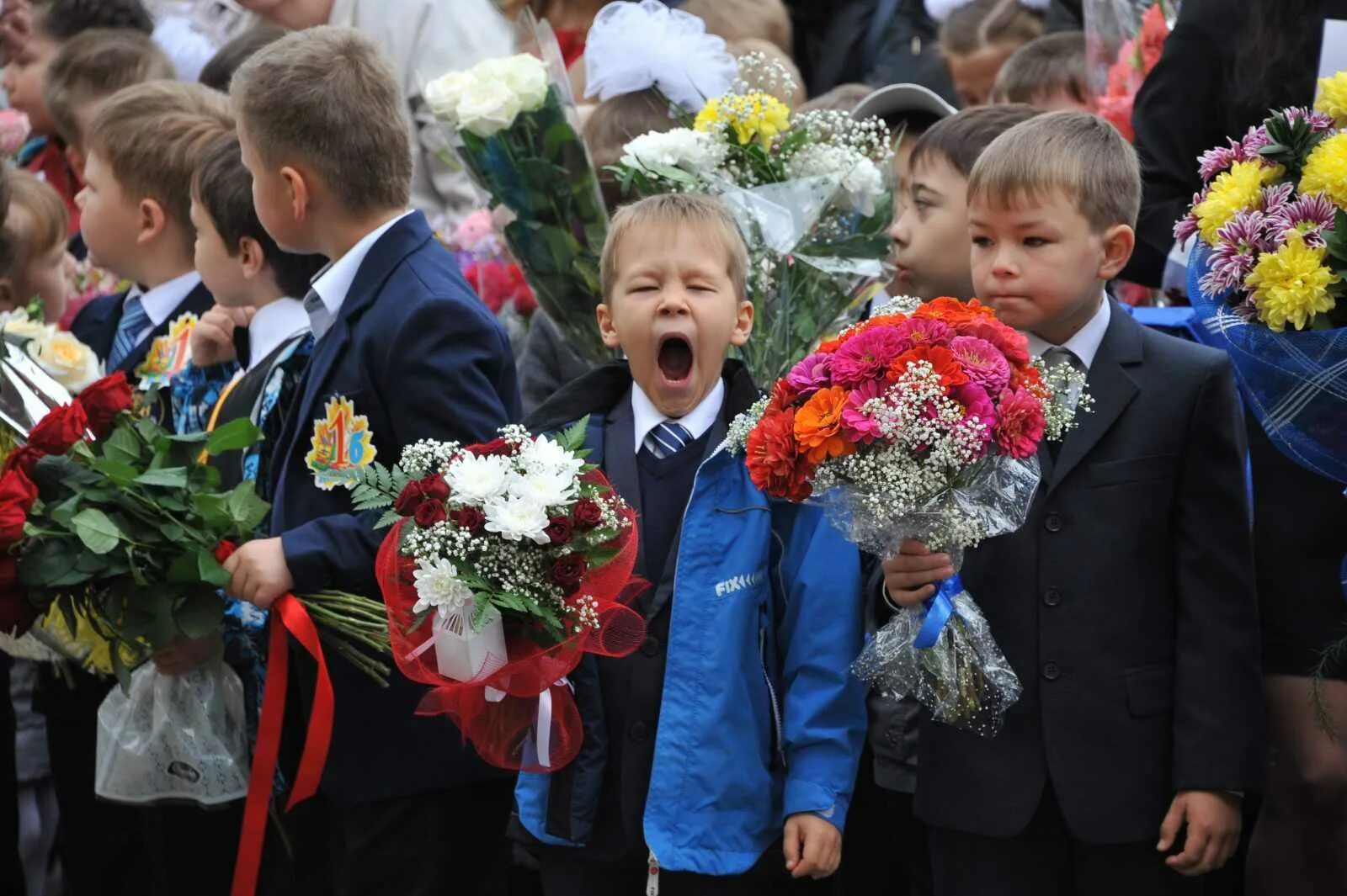 Мальчик пошел в первый класс. Линейка в школе. 1 Сентября. Школьная линейка 1 сентября. Школьники на линейке.