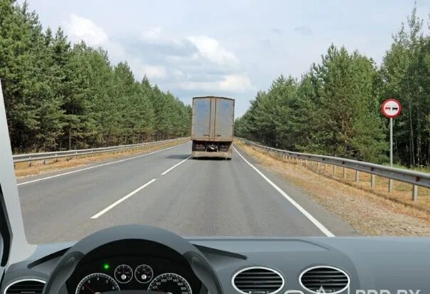 Разрешено ли выполнить обгон грузового автомобиля. Обгон машины. Разрешается ли вам выполнить обгон грузового автомобиля. Обгон фото. Обгон запрещен дорожная ситуация.