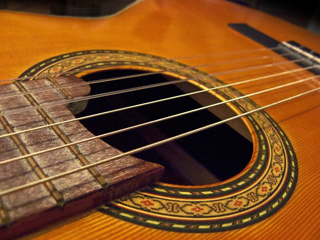 Красивая испанская гитара. Гитара. Испанская гитара. Классическая гитара Испания. Акустическая испанская гитара.