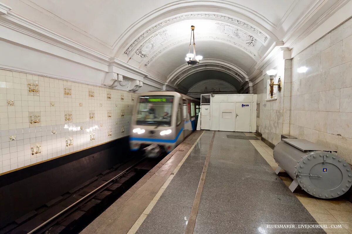 Сегодня метро октябрьская. Октябрьская (станция метро, Кольцевая линия). Станция метро Октябрьская Кольцевая. Станция Октябрьская кольцевой линии. Станция метро Октябрьская вестибюль.