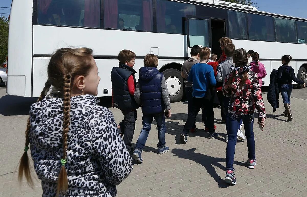 Автобус для детей. Тематические автобусные экскурсии. Автобус дети лагерь. Автобус для перевозки детей.