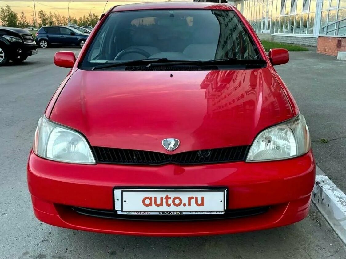 Платц 2000 года. Toyota Platz 2000 1.0. Toyota Platz красная. Тойота Платз 2000 красная Челябинск. Toyota Platz красного цвета светило с гороги.