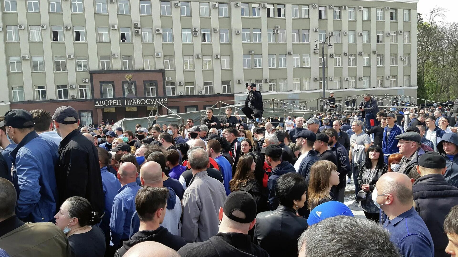 Видео 20 апреля. Митинг 2020 Владикавказ. Митинг Владикавказ 20 апреля. Митинг в Осетии 20 апреля 2020. Протесты в Владикавказе.