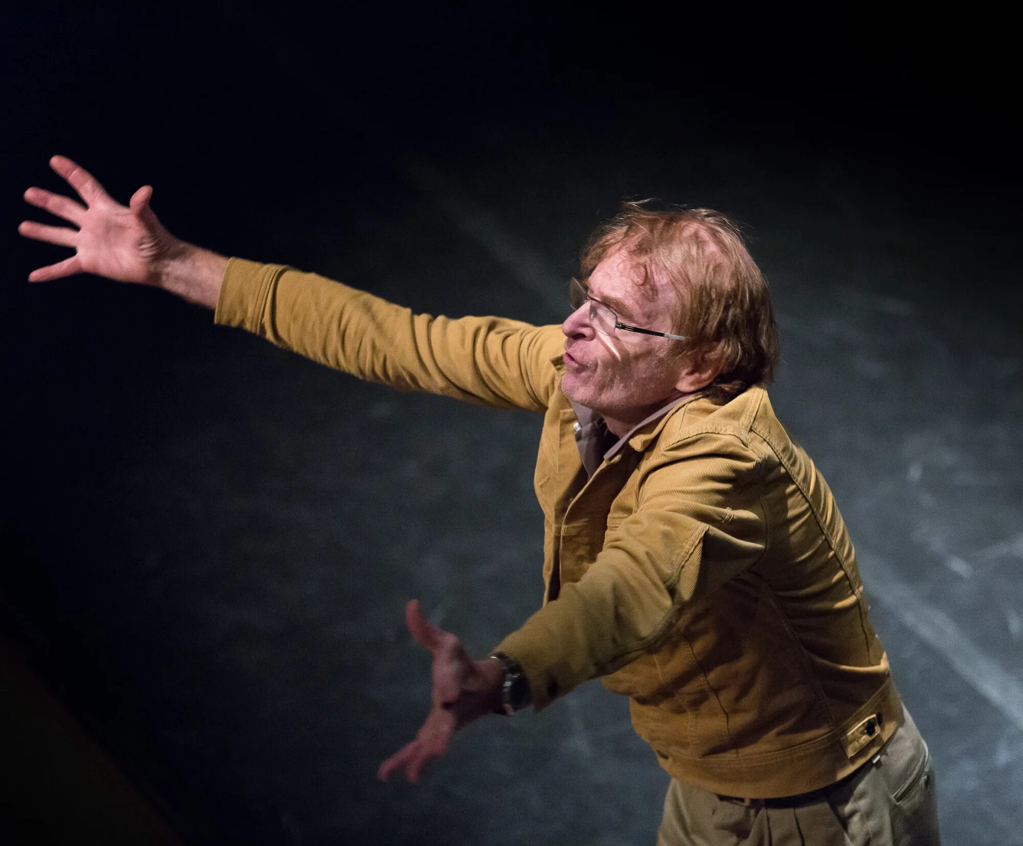 цирк дю солей сочи. китайские акробаты. шоу настоящий артист. клоун на сцене. михаил цителашвили иллюзионист.