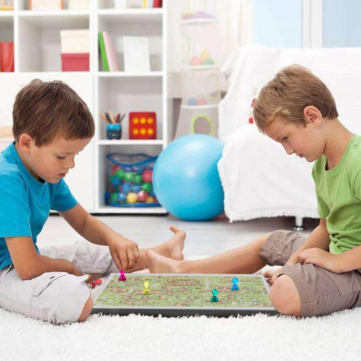 Мальчик играет на полу. Два мальчика играют. Дети играют в шахматы. Шахматы для детей. Дети играют на полу.