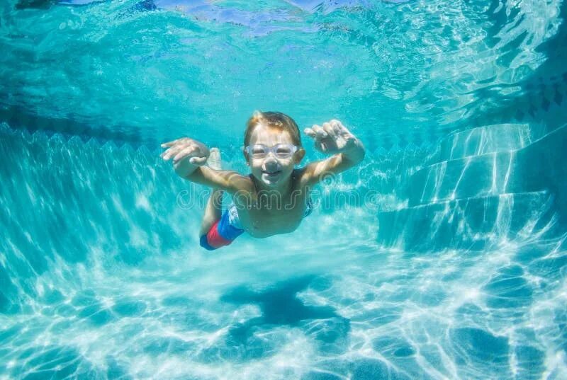 Boys swimming under water. Boy un underwater. Boys underwater. Мальчик плавает под водой. Девочка задерживает дыхание под водой.