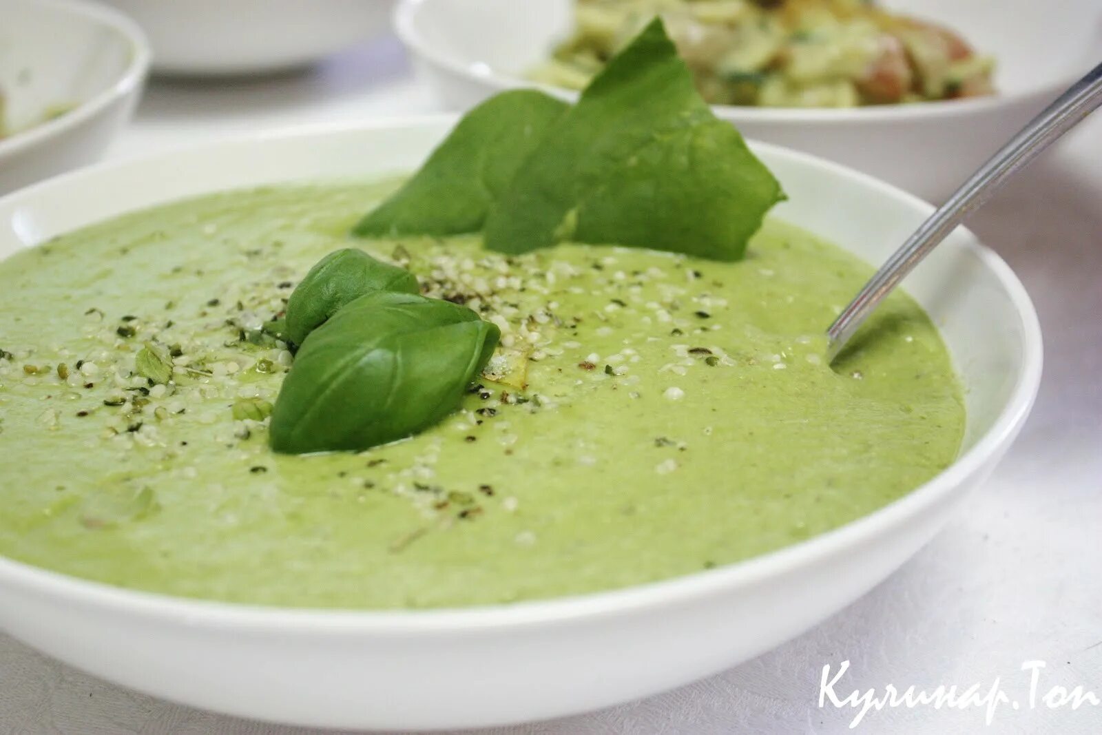 суп со шпината со сливками рецепт. шпинатный суп пюре. сырный суп со шпинатом. крем суп со шпинатом. суп с шпинатом и сыром.