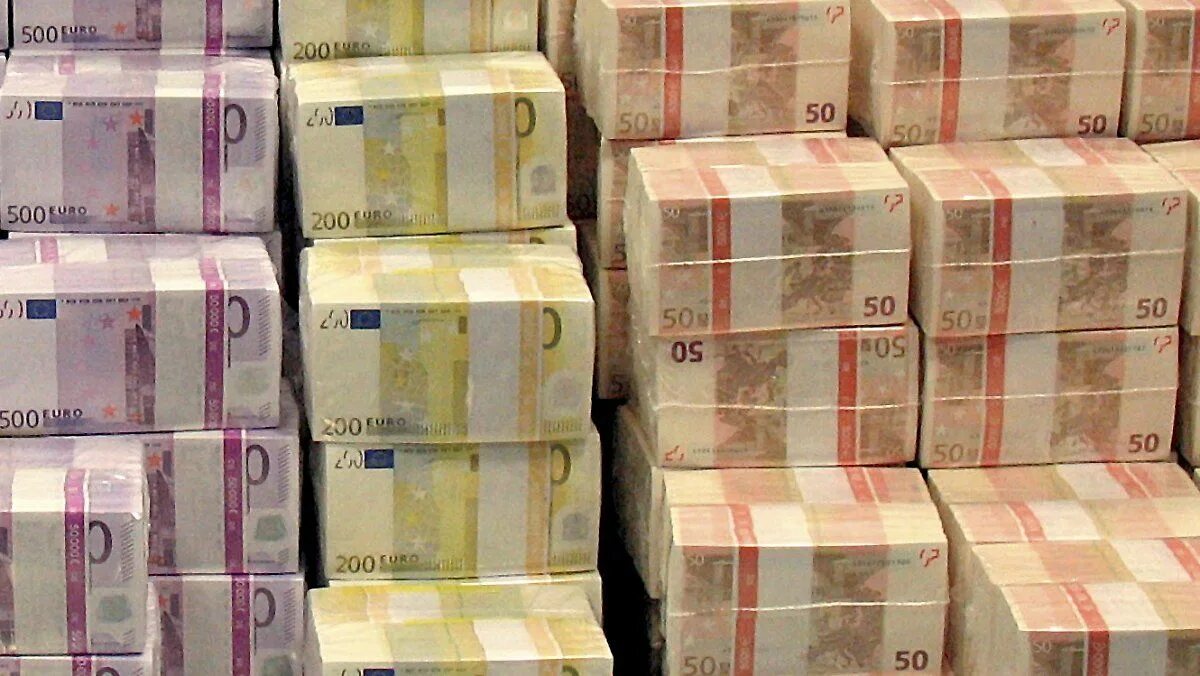 Джекпот euromillions. 4 миллиарда рублей. 10 млн рублей. 1 млн рублей в чемодане. Двести миллионов двести записать цифрам.