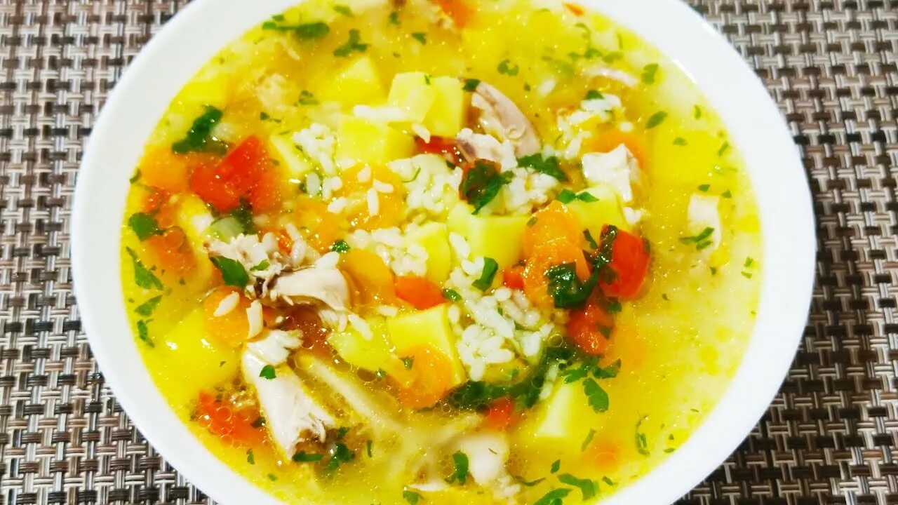 Рисовый суп на курином бульоне. Кокосовый суп с курицей. Суп из курицы с рисом. Рисовый суп с кузнечиками. Суп на курином бульоне с рисом.