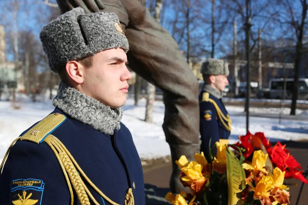 Россияне памяти алексея. 15 Февраля. 15 Февраля день памяти о россиянах исполнявших служебный долг. В Воронеже почтили память защитников Отечества ночью. Воинский долг за пределами Отечества.