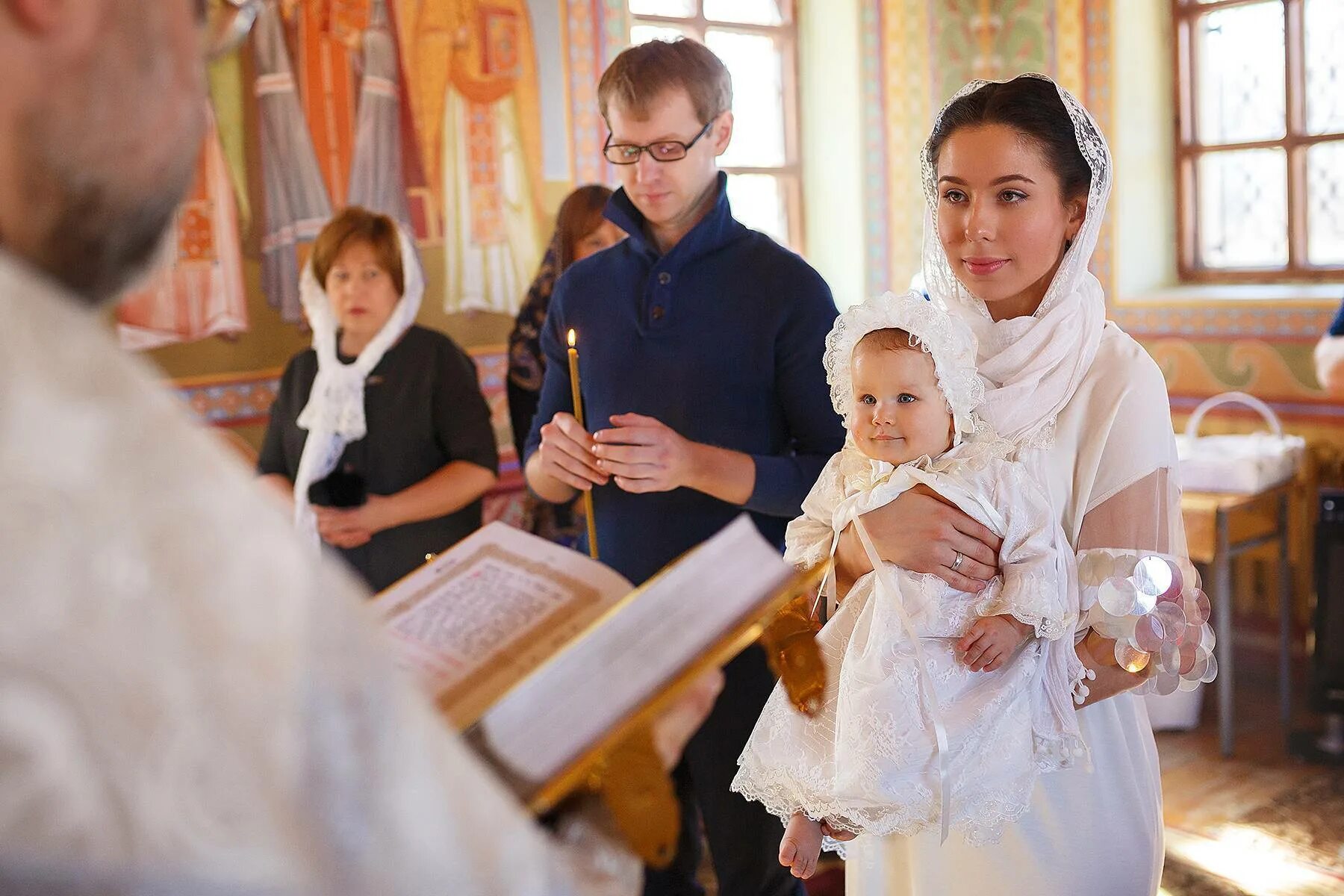 Крещение ребенка. Дети в храме. Крещение детей в церкви. Младенец в храме.