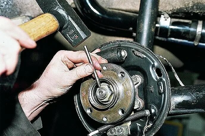 Передний сальник еа сиупечный прдшипник ваз2107. Подшипник ступицы ваз 2111. Гайка ступичного подшипника ваз 2110. Подшипники передняя ступица ваз 2106. Поворотный кулак передней ступицы ваз 2110.