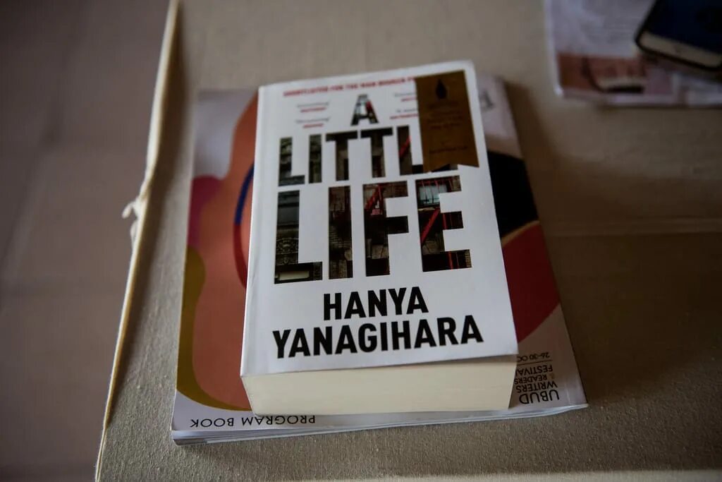 A little life книга. A little Life hanya Yanagihara. Обложка книги a little Life. The little Life hanya Yanagihara обложка.