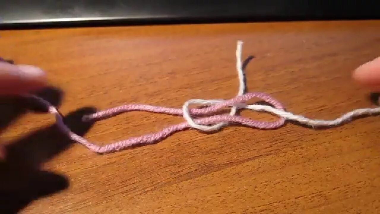 Соединение нитей узлами. Узел для связывания двух нитей. Соединение нитей пряжи. Соединить нити при вязании. Узел соединения ниток для вязания.