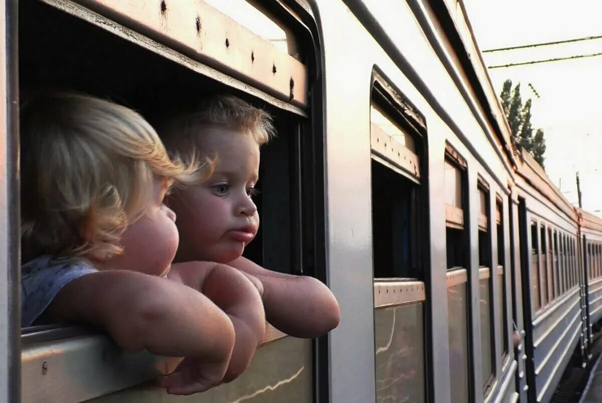 Железная дорога для детей. Дети встречают поезда. Фотосессия на железной дороге. Встреча детей на вокзале. Железная дорога акварель.