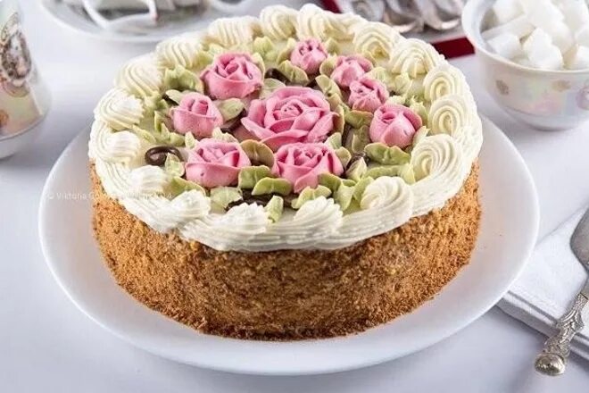 украшение торта сливочным кремом. бисквитные торты крем и украшения. украшение торта кремом. крем для торта. декор тортика бисквитного.