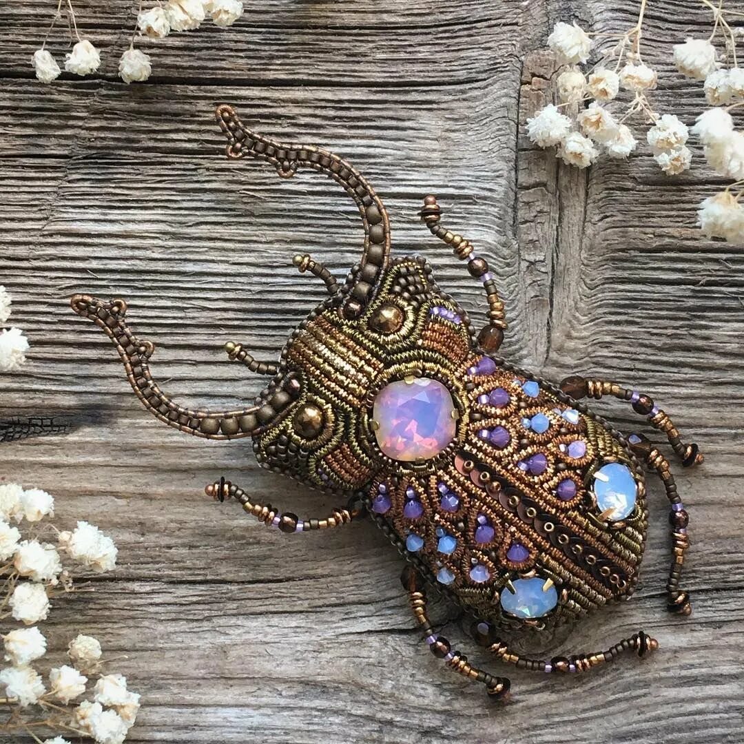 Брошь жук из бисера скоробей. Брошь жучок. Брошь жук скарабей. Брошь herald percy жук. Брошь насекомое из бисера.