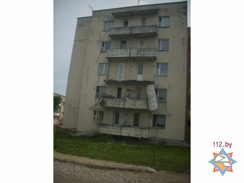 Почему в общежитиях нет балконов. Аварийная лестница. Лоджия общага. Балкон в общежитии. Балкон в общежитии.