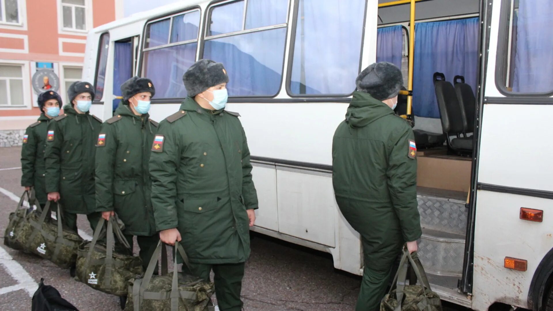 Мобилизованному грозит. Военный призыв. Осенний призыв призывники. Призывники на призывном пункте. Военный автобус.