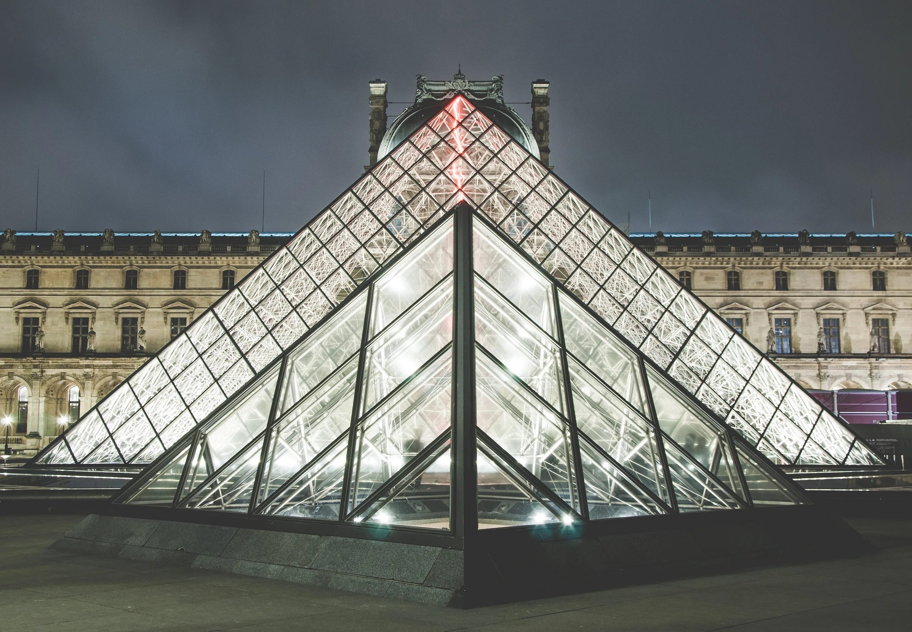 Всемирно известные здания. Стеклянная пирамида Лувра в Париже. Пирамида в архитектуре Лувр. Лувр зеркальная пирамида. Лувр Париж стиль архитектуры.