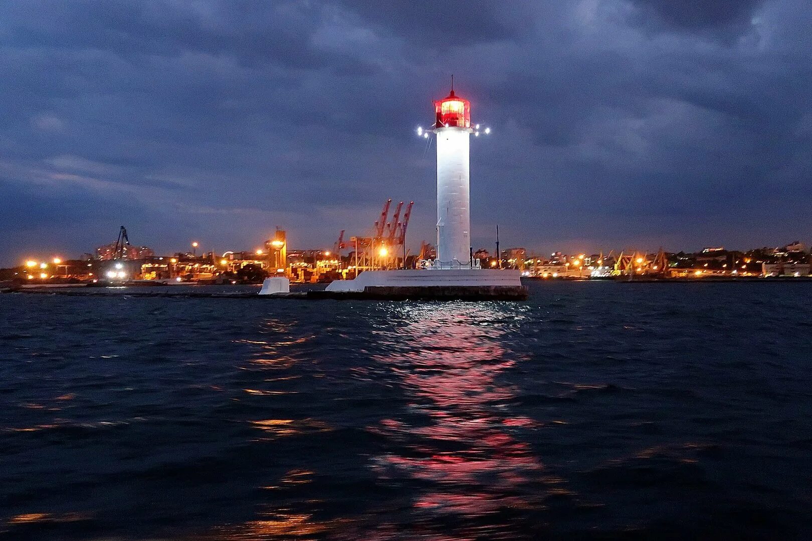 Одесское море. Воронцовский Маяк Одесса. Воронцовский Маяк маяки чёрного моря. Одесса Воронцовский Маяк закат. Маяк порта Одесса.