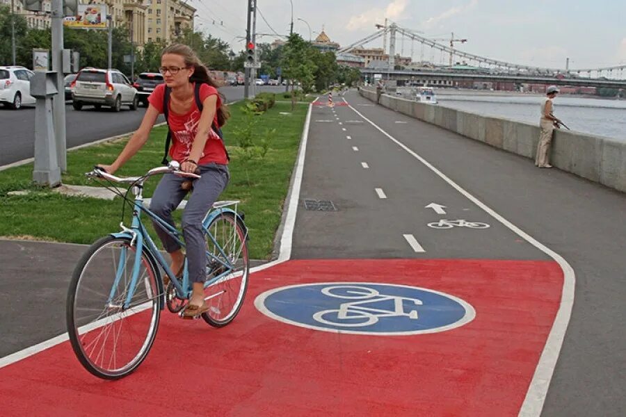 Велодорожки в Москве. Велосипедная дорожка. Велосипедист на велодорожке. Велосипедные дорожки в городе. Велосипедная дорожка возраст