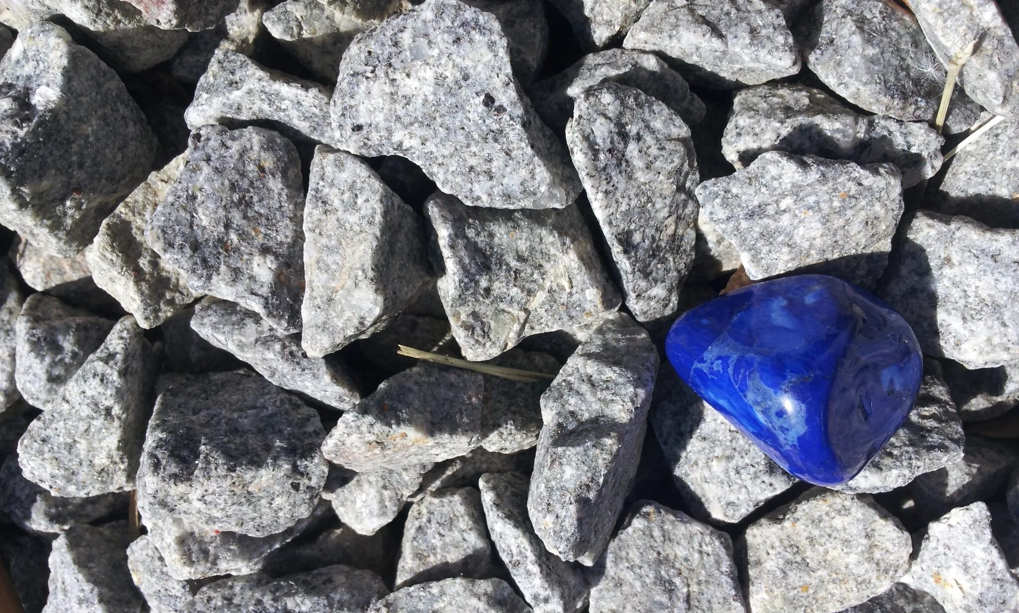Какая порода камня. Лазурит камень. Лазурит голубой камень. Ляпис лазурит драгоценный камень. Тенгизит камень.