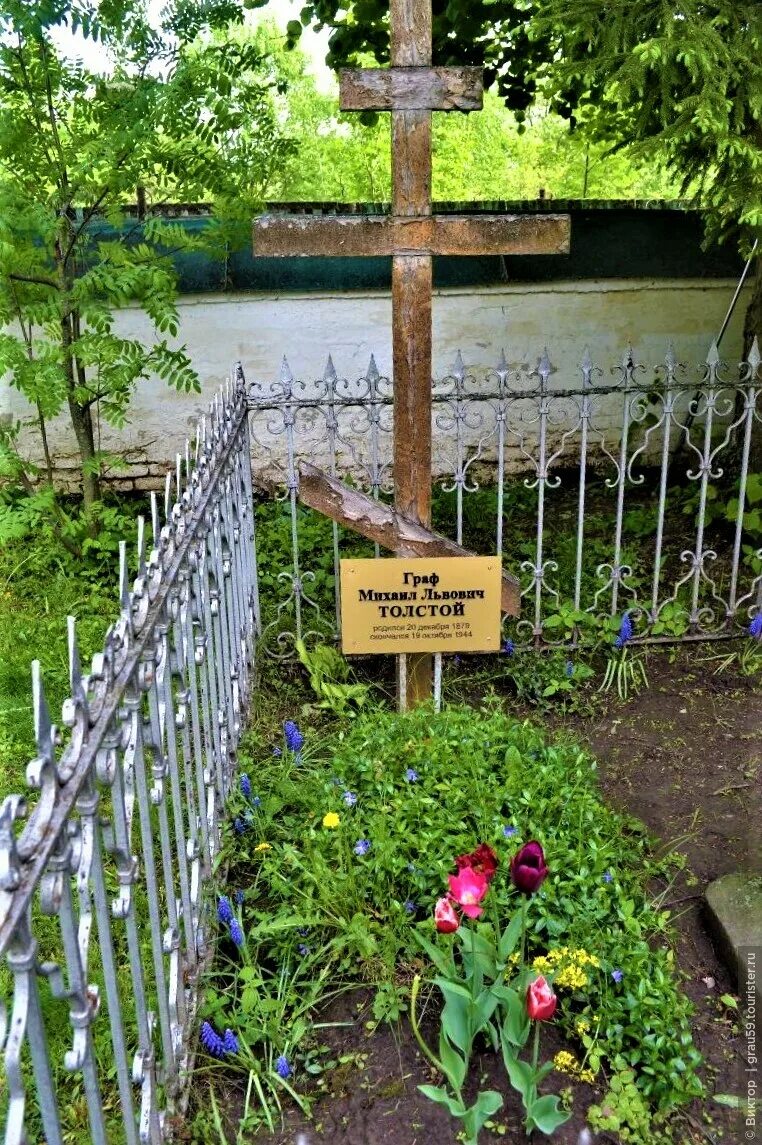 Где похоронен л. Ясная поляна лев николаевич толстой могила. могила софьи толстой в ясной поляне. могила льва толстого в ясной поляне. лев толстой похоронен в ясной поляне.