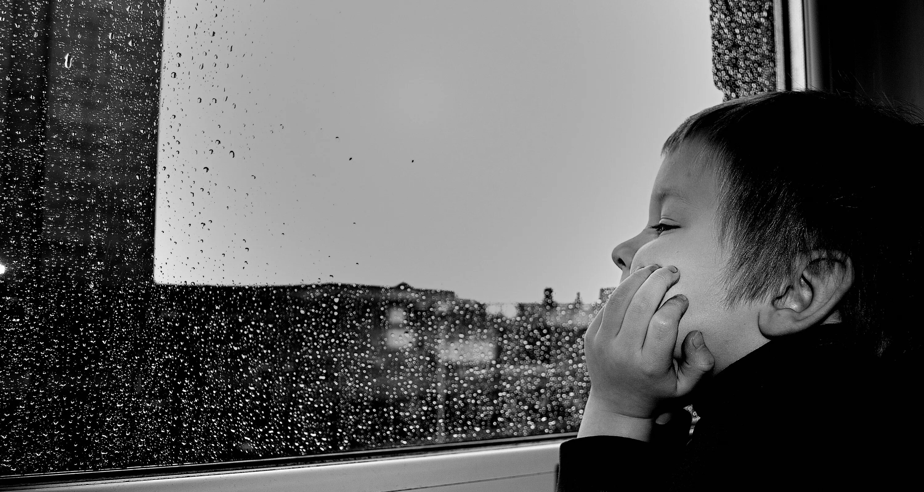 Грустный ребенок. Грустный мальчик у окна. Человек у окна дождь. Грустный ребенок у окна. Скучаю детский сад