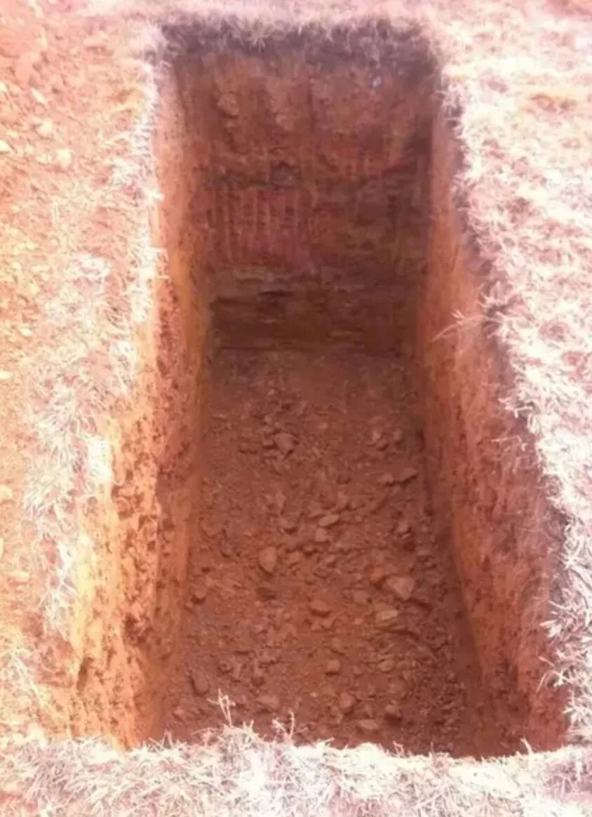 Вырытая могила. Могила яма. Почему хоронят на глубину 2