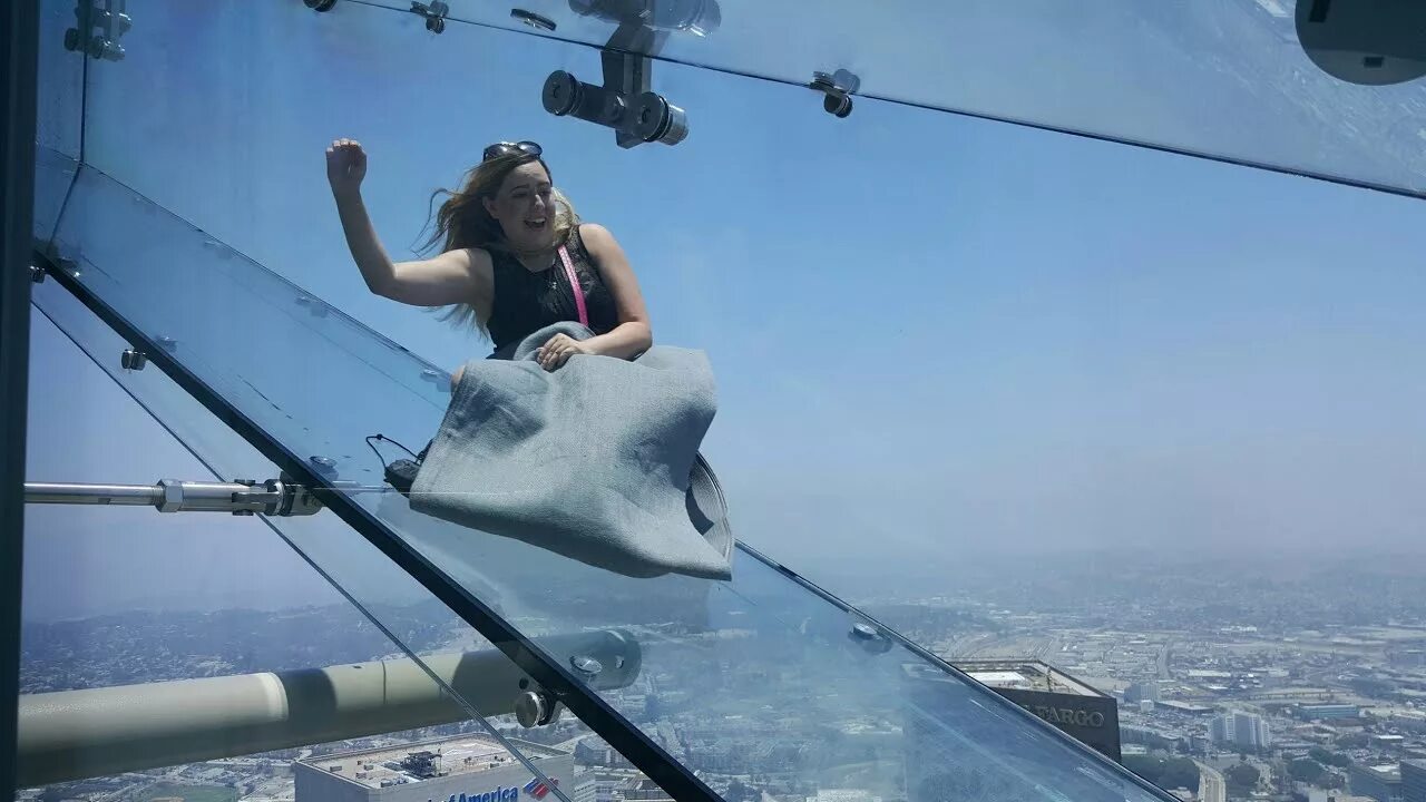 Skyslide Лос Анджелес. Стеклянная горка Skyslide, Лос-Анджелес, США. Стеклянная горка Sky views. Стеклянная горка Скай вент. View ly