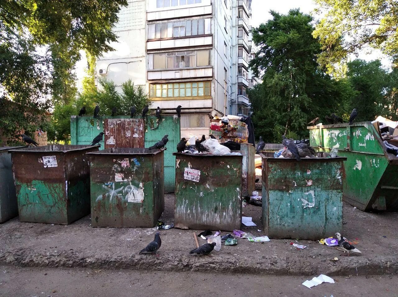 Воронеж мусорные баки. Мусорный бак на улице.