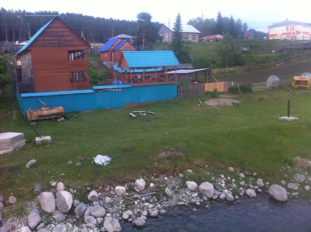 снять дом в горном алтае посуточно. иверия ая горный алтай. соузга дом на сутки на берегу катуни. красивый дом на алтае. усадьба в верх аносе горный алтай.