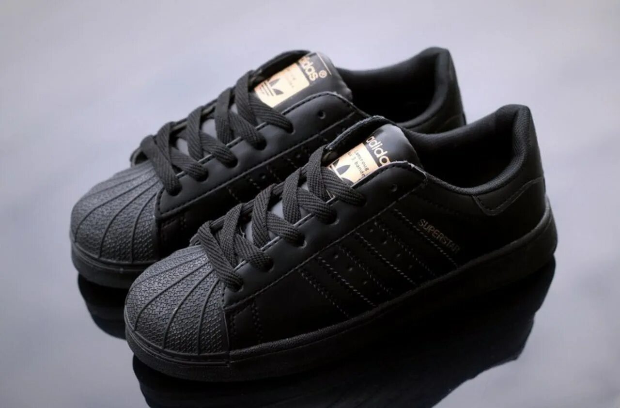 Купить черные кроссовки адидас. Кроссовки adidas Superstar Black. Adidas Superstar Black мужские. Adidas Superstar мужские черные. Кроссовки адидас Superstar черные.