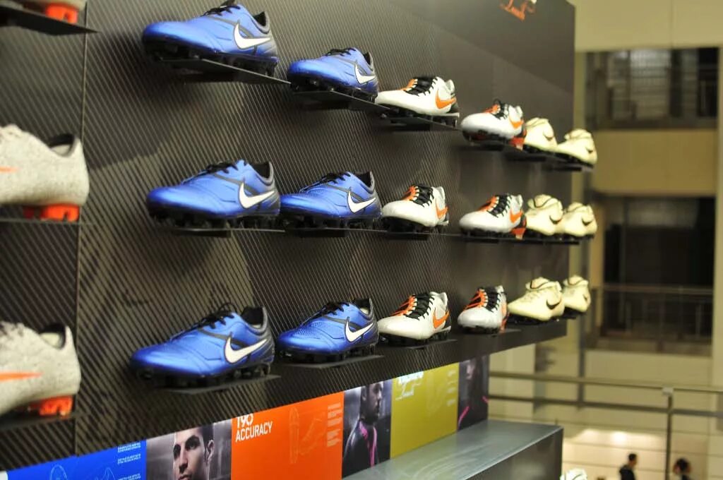 Магазин найк в спб. Nike Store New York. Nike магазины СПБ. Магазин найк в Питере. Спортивная обувь внутри.