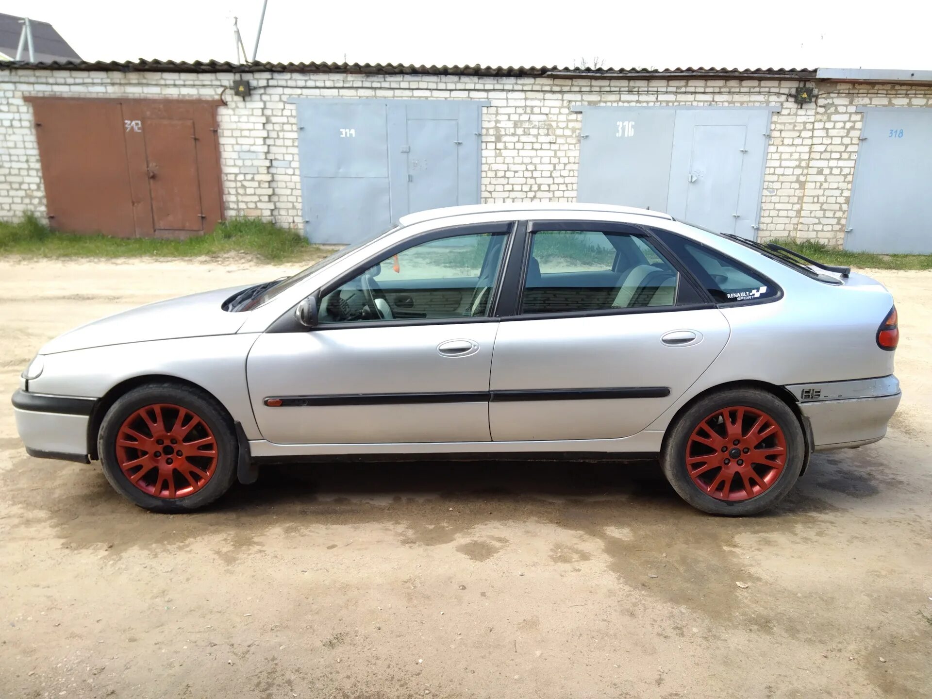 Литые диски рено лагуна 1. Диски renault laguna 1. Рено лагуна 1 на литых дисках. Диски рено лагуна 1. Renault laguna 1 диски r16.