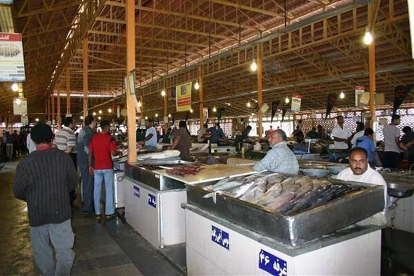 Где рыбный рынок на волне. Рыбный рынок в Аджмане. Рыбный рынок Иран. Рыбный рынок в Несебре. Рыбный рынок в Хайфе.
