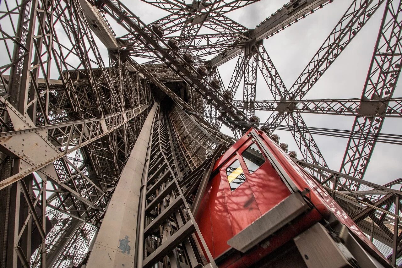 Эльфивая башня горит 2025. Железная башня в париже. архитектор г.эйфель.. эльфивая башня лифт. 6. железная башня в париже. архитектор г.эйфель.. эйфелева башня лифт.