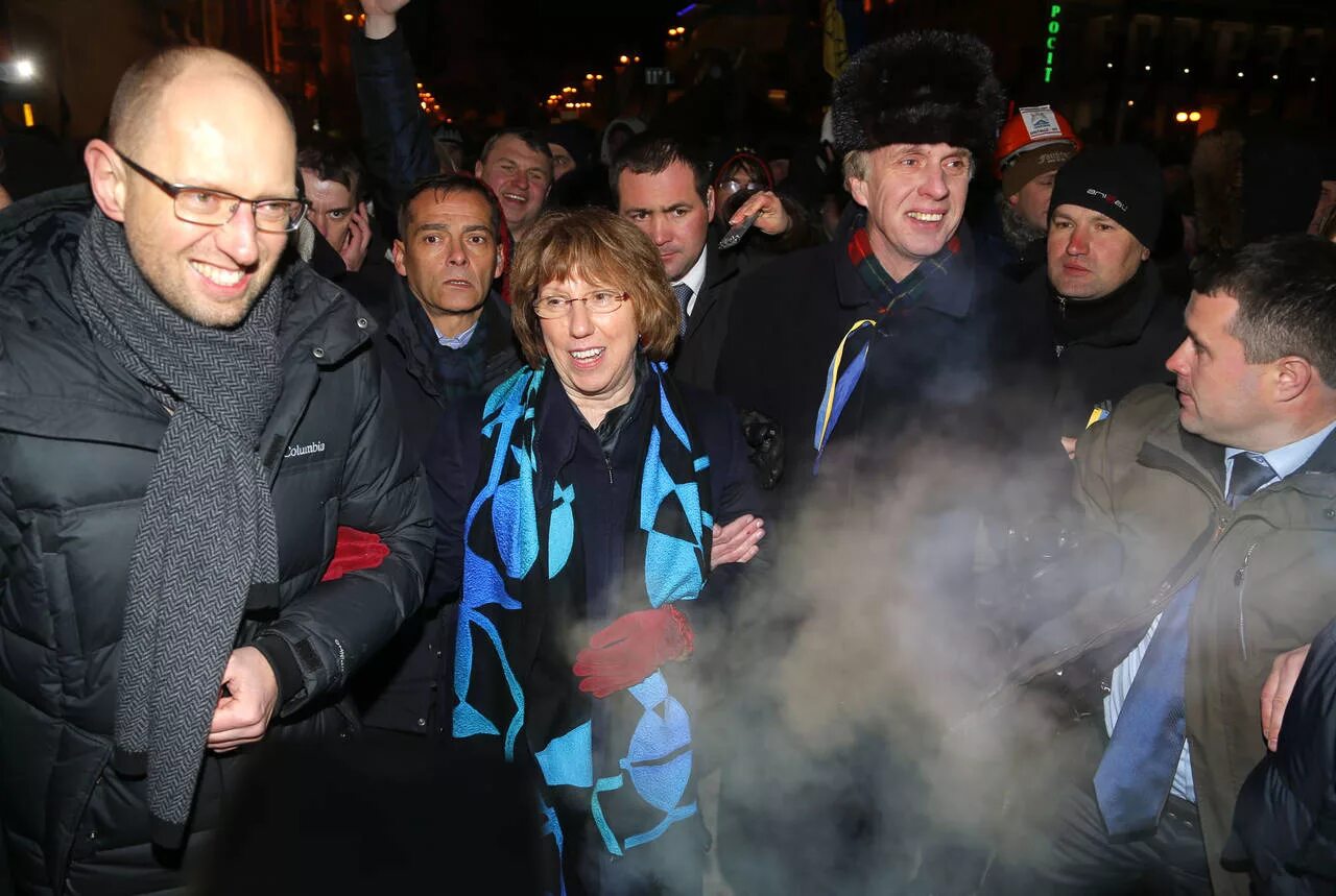 Нуланд на Майдане. Кэтрин Эштон на Майдане в Киеве. Майдан 2014 Маккейн Нуланд. Захват власти в киеве