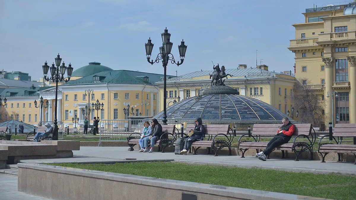Красная площадь парк зарядье. Парк музеон в горького в москве в парке. Куда сходить в воскресенье. Ипатьевский монастырь кострома. Прогулки по москве.