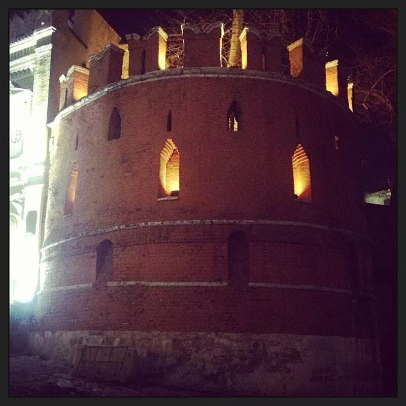 Китайгородская стена метрополь. Птичья башня. Китайгородская стена петрок малый. Стены и башни китай города петрок малой. Птичья башня.