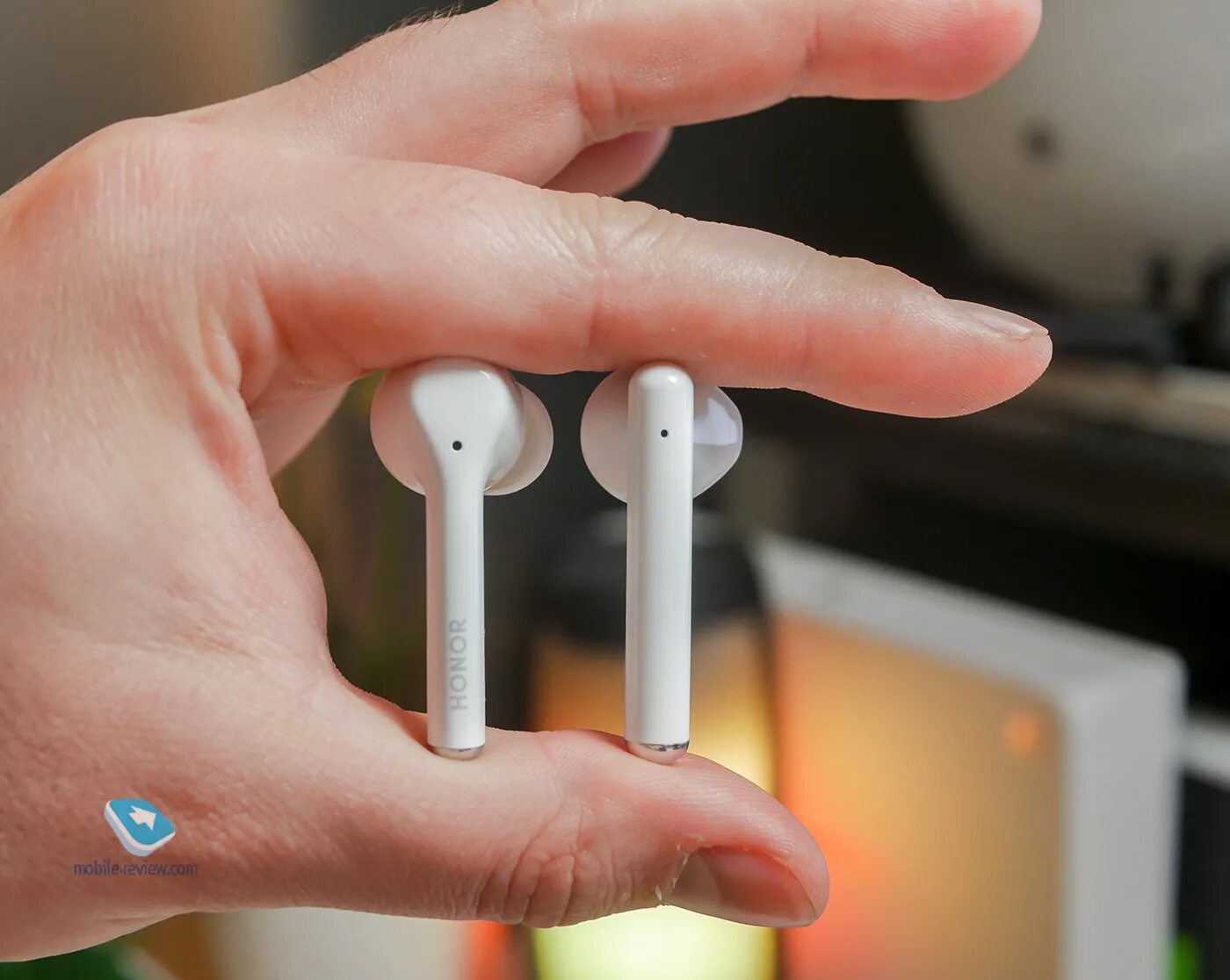 Honor magic наушники. Беспроводные наушники Хуавей Earbuds про. AIRPODS Huawei AIRPODS. Аирподс хонор. Наушники Honor Earbuds 2 Lite и Apple Earpods.