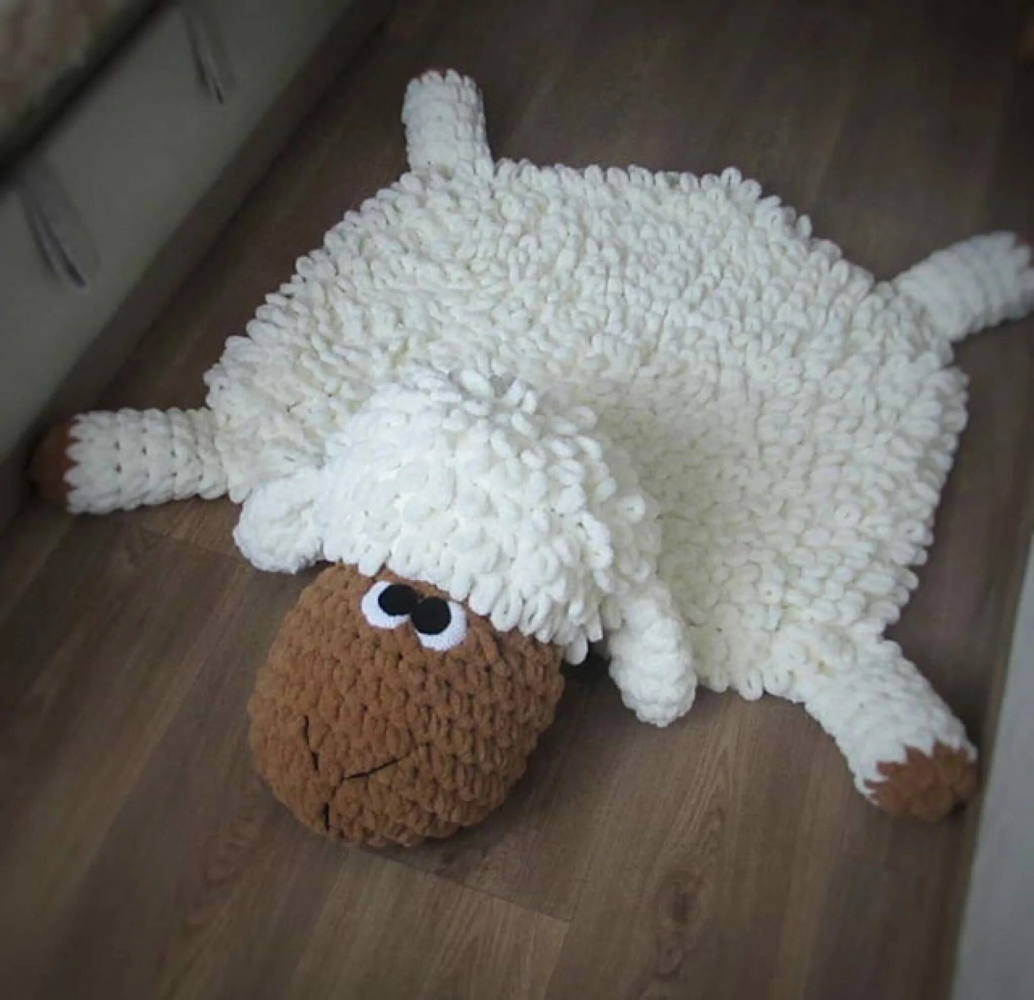 ализе пуффи барашек свен. ализе пуффи пижамница. коврик овечка из ализе пуффи. пряжа ализе пуффи коврик. ализе пуффи игрушка овечка.