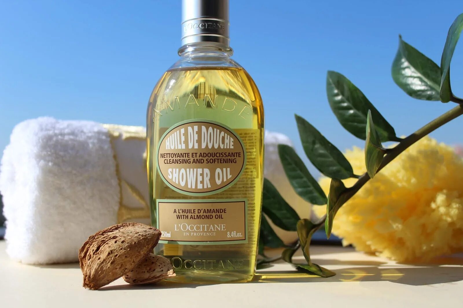 Loccitane масло для душа. Миндальное масло для душа l'Occitane. Масло для душа локситан миндаль. Косметика локситан масло для душа.