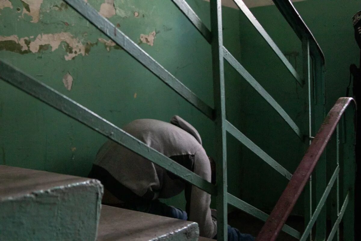 Музей врубеля культурный слой. Кармадонское ущелье трагедия место гибели бодрова. Омск музей врубеля закопанный. Коробки в подъезде. Мальчик спрыгнул с крыши.